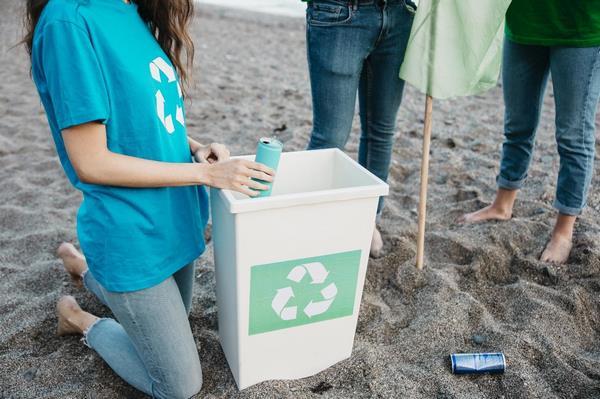 Сбор мусора на пляже