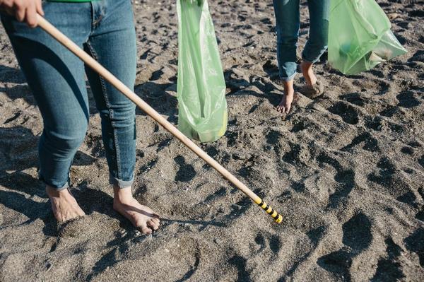 Ручной сбор мусора на пляже