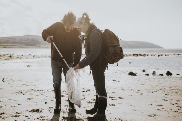 Очистка пляжа от медицинских отходов