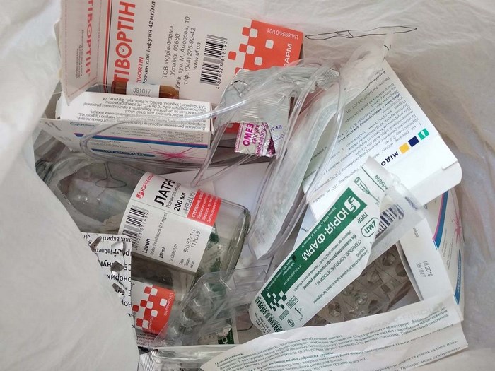 На фото – медицинские отходы из аптеки