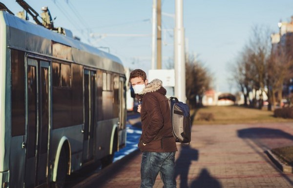 На фото – молодой человек возле троллейбуса