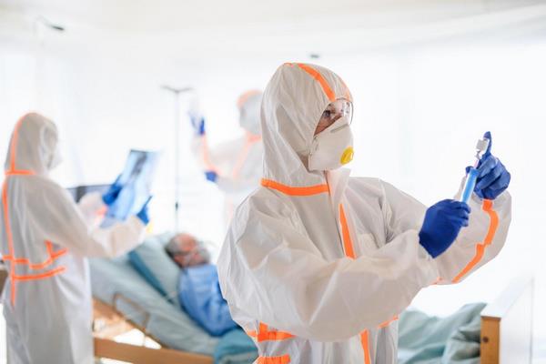 На фото – врачи в защитных костюмах в ковидном госпитале