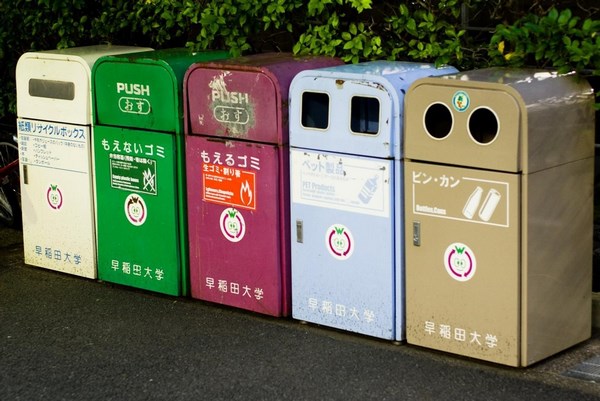 На фото – мусорные контейнеры в Японии
