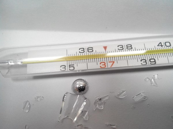 На фото – разбитый ртутный термометр