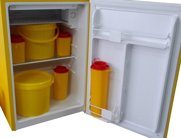 На фото – холодильник для временного хранения медицинских отходов