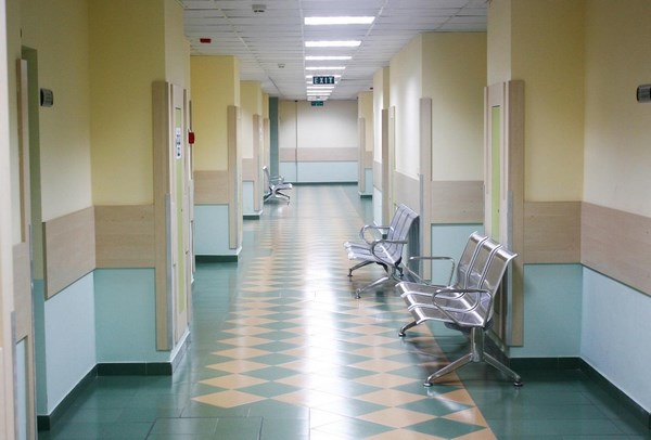 На фото – коридор больницы