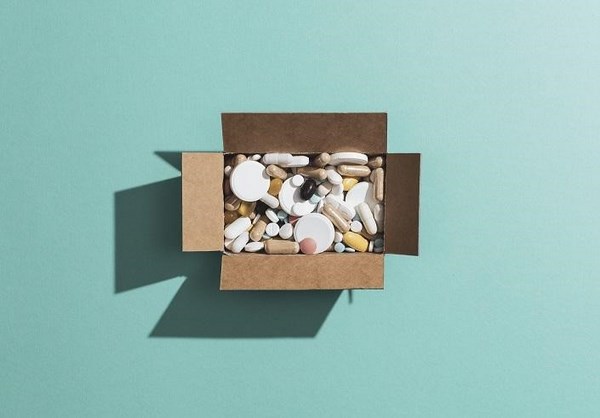 На фото – коробка с лекарственными препаратами